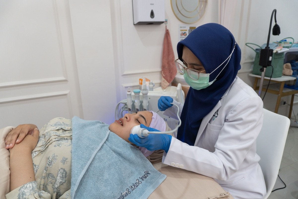 Perawatan facial di Edera Clinic