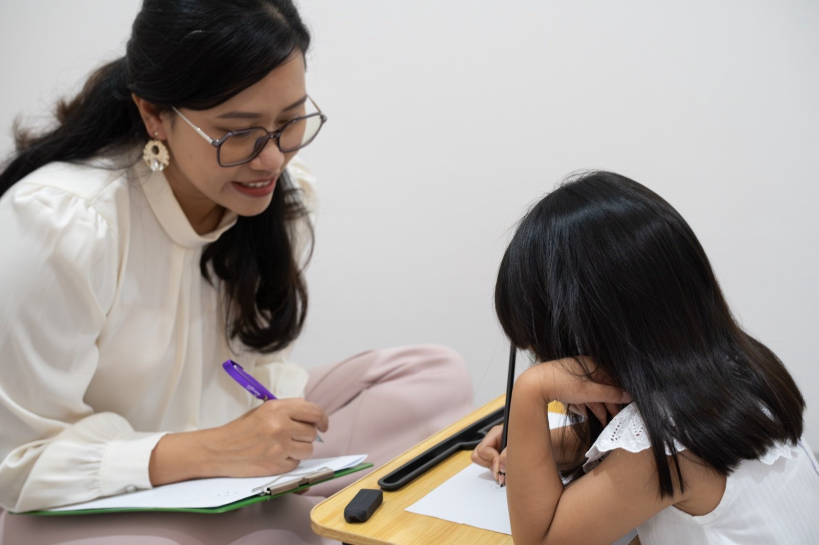 Konsultasi dokter Edera Clinic bersama pasien anak